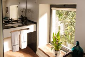 baño con lavabo y ventana en Quinta de Anterronde en Arouca