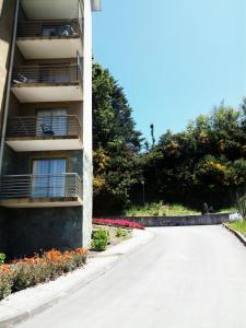 una calle vacía delante de un edificio en Villarrica Mirador Apartment, en Villarrica