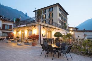 een patio met tafels en stoelen voor een gebouw bij Albergo Ardesio Da Giorgio in Ardesio