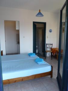 1 Schlafzimmer mit 2 Betten in einem Zimmer in der Unterkunft Efterpi in Mirina
