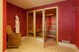 a room with red walls and a room with a closet at Morada Hotel Isetal in Gifhorn