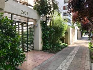 brama na boku budynku z chodnikiem w obiekcie Estudio en el Golf w mieście Santiago