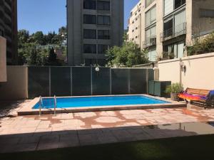 una piscina en medio de una ciudad en Estudio en el Golf en Santiago