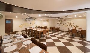 Hotel Vaikunth By Adamo餐厅或其他用餐的地方