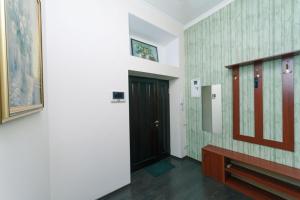 einen Flur mit schwarzer Tür und Flur sidx sidx in der Unterkunft Двухкомнатная студио на Саксаганского in Kiew