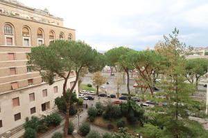ローマにあるGG Bed and Breakfastの木々と建物のある街並みを望む
