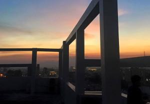Východ nebo západ slunce při pohledu z hostelu nebo okolí