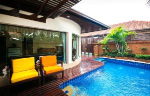 Poolen vid eller i närheten av Royal Pool Villa Pattaya