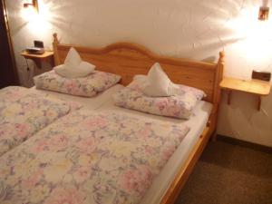 ein Schlafzimmer mit einem Bett mit zwei Kissen darauf in der Unterkunft Ferienwohnungen Seidenweber in Schmallenberg