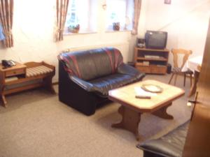 ein Wohnzimmer mit einem Stuhl und einem Couchtisch in der Unterkunft Ferienwohnungen Seidenweber in Schmallenberg