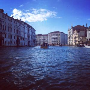 - une vue sur un canal avec un bateau dans l'eau dans l'établissement Central Apartment, à Venise