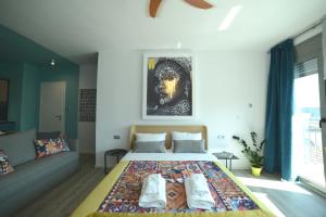 Ένα ή περισσότερα κρεβάτια σε δωμάτιο στο Mazi7thFloor #3