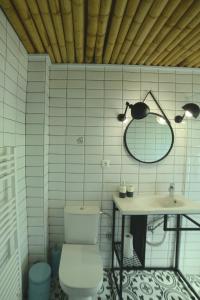 テッサロニキにあるMazi7thFloor #3のバスルーム(トイレ、洗面台付)