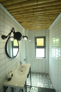 テッサロニキにあるMazi7thFloor #3のバスルーム(洗面台、鏡付)