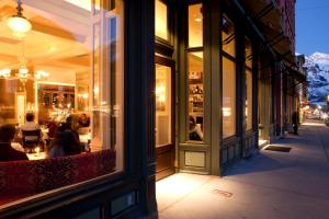 un grupo de personas sentadas fuera de un escaparate en New Sheridan Hotel, en Telluride