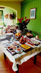 einen Tisch mit Speisen und Tellern darauf in der Unterkunft Casa Rural Can Coll in Garriguella