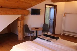 Schlafzimmer mit einem Bett, einem Tisch und Stühlen in der Unterkunft Welcome Lambafell in Eyvindarhólar