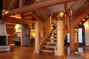 una escalera de madera en una sala de estar con techos de madera en Welcome Lambafell, en Eyvindarhólar