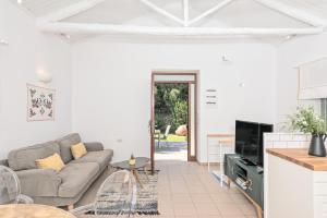 een woonkamer met een bank en een tafel bij Apithano Heated pool on demand in Spiliá