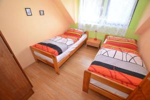 Posteľ alebo postele v izbe v ubytovaní Apartma Šťastný