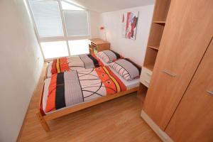 1 dormitorio con cama con almohadas y ventana en Apartma Štastný, en Bechyně