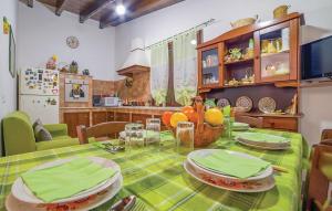 メンフィにあるCasa Vacanza Relaxのキッチン(テーブル、緑のテーブルクロス付)