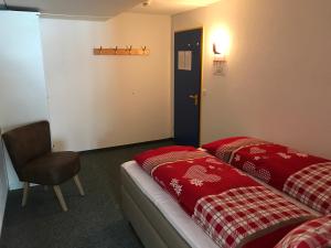Una cama o camas en una habitación de Berggasthaus First - Only Accessible by Cable Car