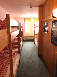 Una cama o camas en una habitación de Berggasthaus First - Only Accessible by Cable Car