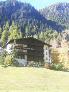 Nespecifikovaný výhled na hory nebo výhled na hory při pohledu z hotelu