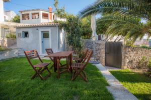Vonkajšia záhrada v ubytovaní Apartments Villa Adrienne
