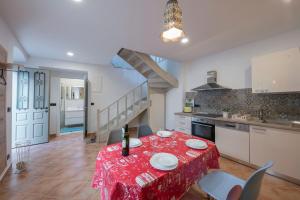 Kuchyňa alebo kuchynka v ubytovaní Apartments Villa Adrienne