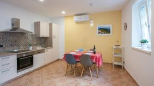 Kuchyňa alebo kuchynka v ubytovaní Apartments Villa Adrienne
