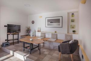 Televízia a/alebo spoločenská miestnosť v ubytovaní Apartments Villa Adrienne