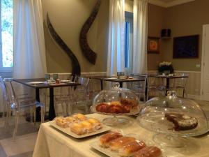una mesa con diferentes tipos de pasteles. en Villa Abbamer, en Grottaferrata