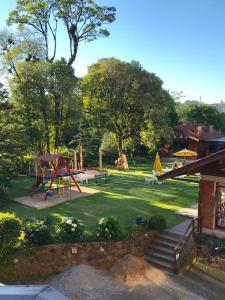 un parque con parque infantil y equipo de juegos en Residencial Pousada do Serrano, en Gramado