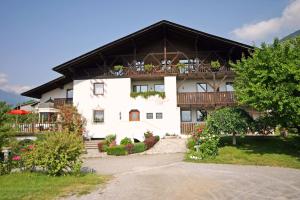 a large white building with a balcony at Feldgärtenhof in Silandro