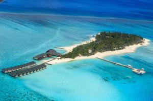 une île au milieu de l'océan dans l'établissement Summer Island Maldives Resort, à Atoll Malé Nord