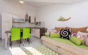 A seating area at Apartments Matea