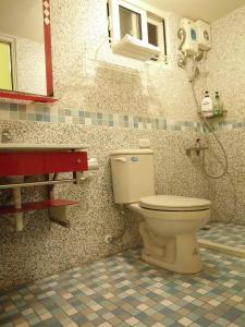 een badkamer met toilet en wastafel bij Clover B&B in Yuchi