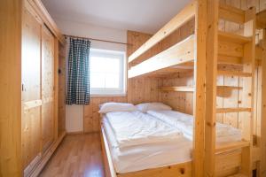 Tempat tidur susun dalam kamar di Haus Petergstamm