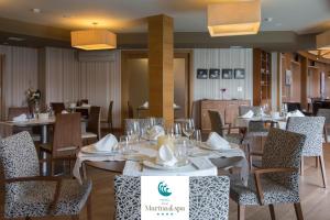 Reštaurácia alebo iné gastronomické zariadenie v ubytovaní Hotel Norat Marina & Spa 4* Superior