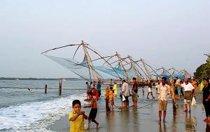 un grupo de personas en una playa con redes en CL Dreams Homestay, en Kochi