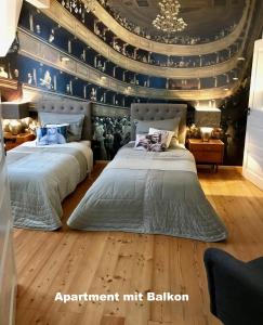 sypialnia z 2 łóżkami i niebieską ścianą w obiekcie Villa Friedrich w Bayreuth