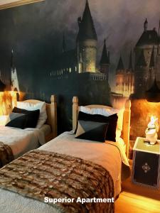 - une chambre avec 2 lits et une fresque murale représentant le château dans l'établissement Villa Friedrich, à Bayreuth