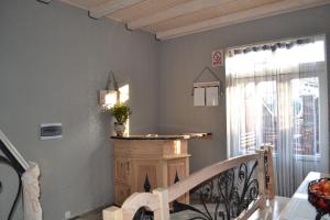 Zimmer mit einer Treppe, einem Tisch und einem Fenster in der Unterkunft У Гуцула in Mukatschewo