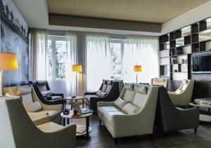 un soggiorno con divani e sedie di Bis Hotel Varese a Varese
