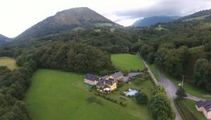 una vista aérea de una casa en un campo verde en Maison d'hôtes Les 3 Baudets en Issor