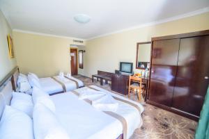 TV a/nebo společenská místnost v ubytování Sancta Maria Hotel