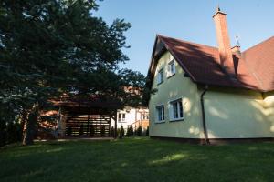 OgonkiにあるLetniskowa 30 - Całoroczny dom do wynajęciaの庭の赤屋根の緑家