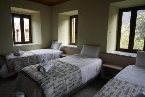レオニディオにあるHaus Kleopatraの窓のある部屋にベッドが3つある